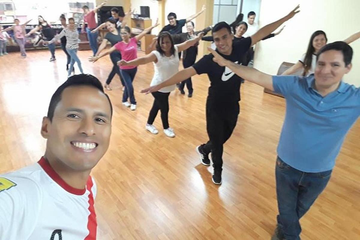 sekumpulan orang menari dalam kelas tarian