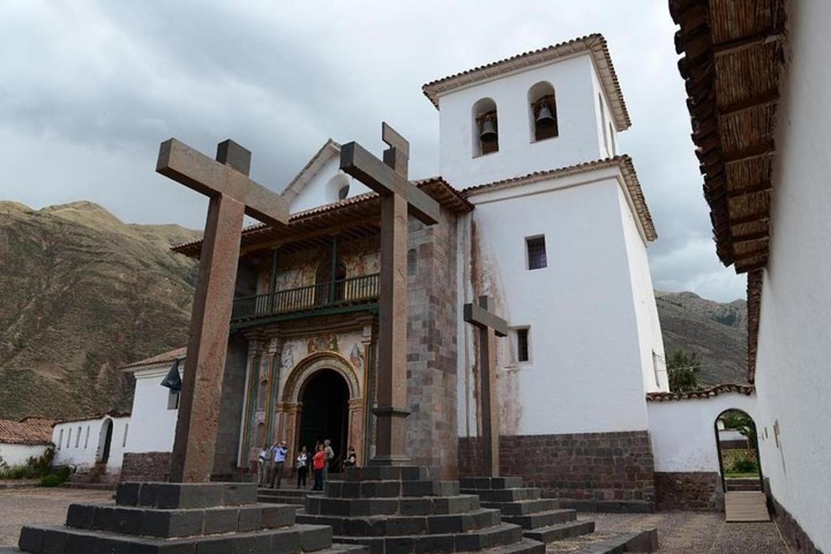 Una iglesia con cruces en el frente.