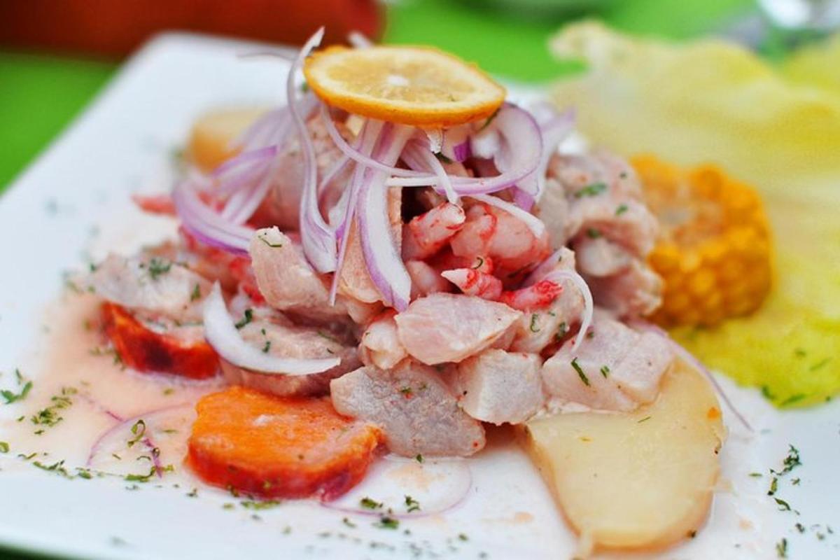 тањир хране са шкампима, луком и шаргарепом