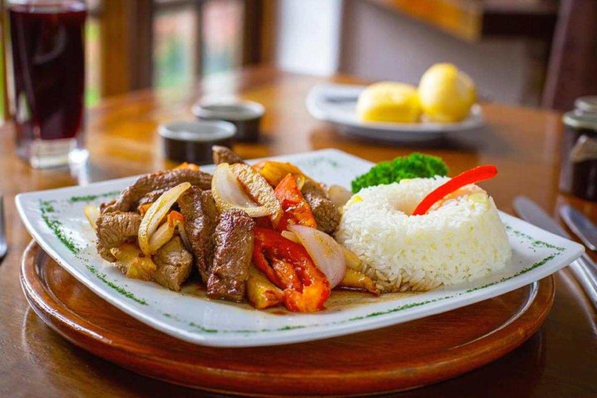 طبق طعام على طاولة مع الأرز