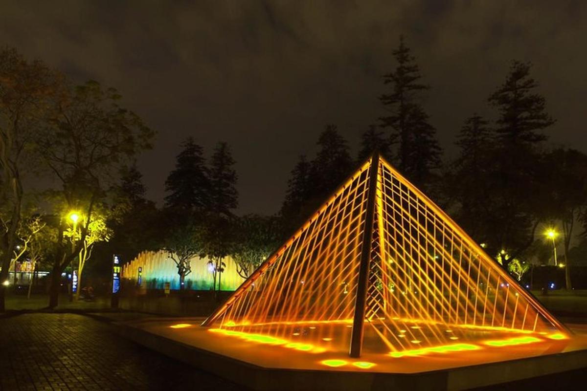 Velká osvětlená pyramida v parku v noci