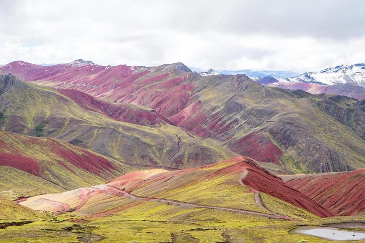 una vista di una catena montuosa con montagne innevate