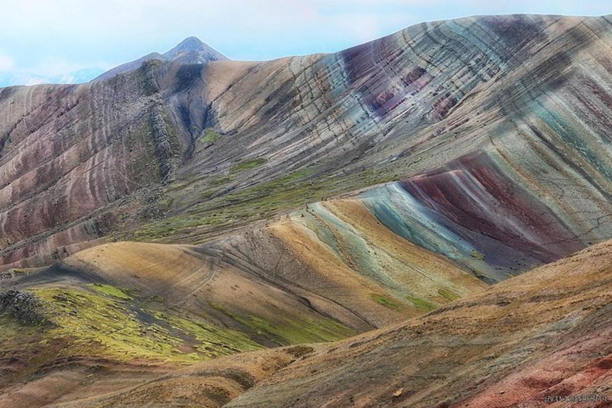 una vista di una montagna con molti colori
