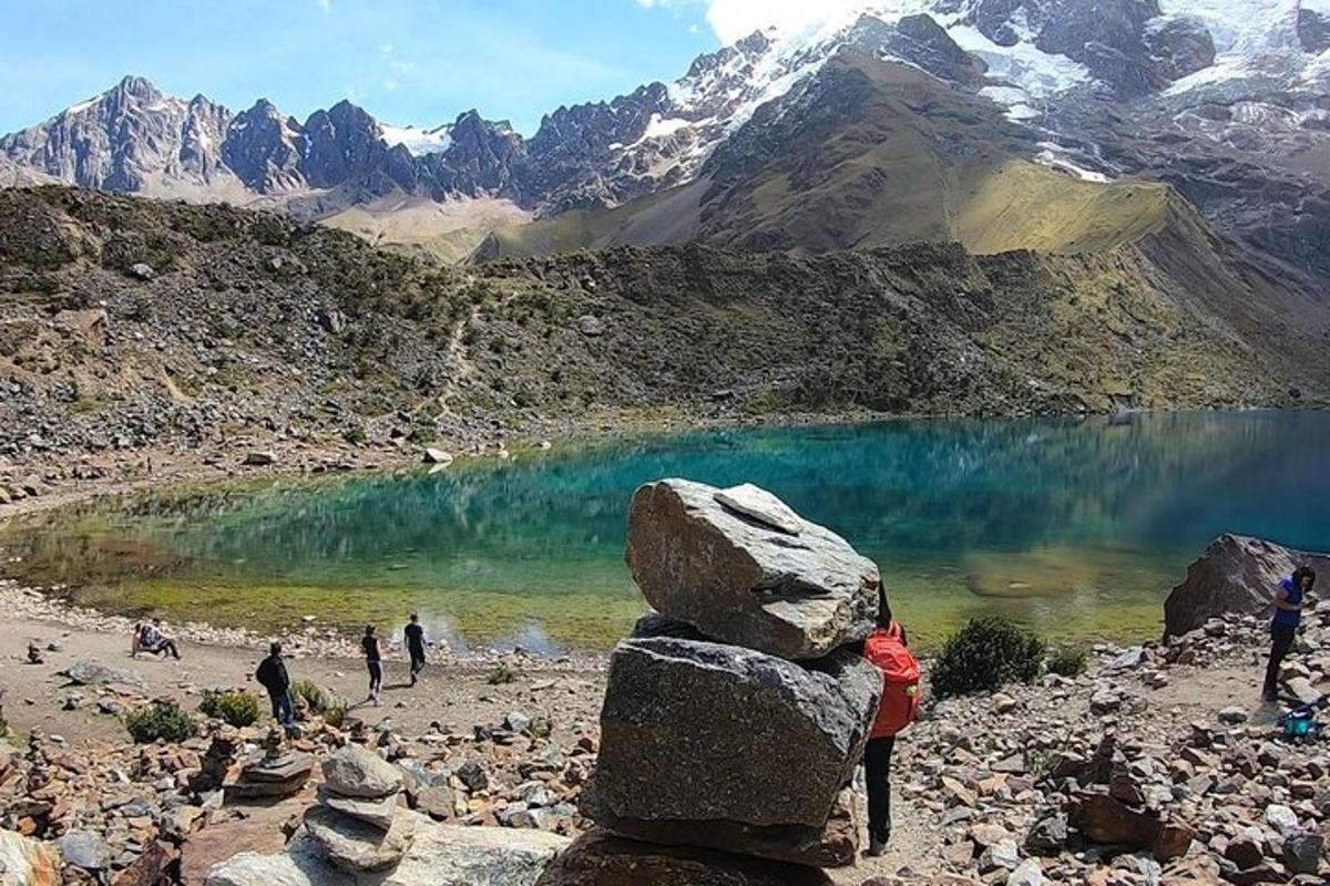 uma pilha de pedras no topo de uma montanha