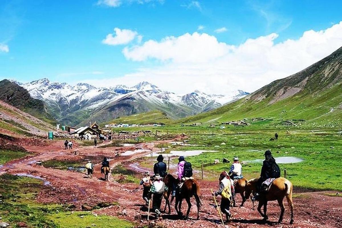 um grupo de pessoas andando a cavalo em uma estrada de terra