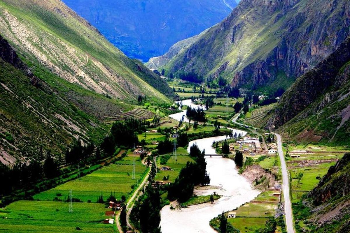 uma vista de um rio em um vale de montanha