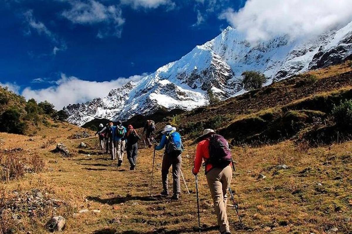 um grupo de pessoas caminhando em uma trilha na montanha