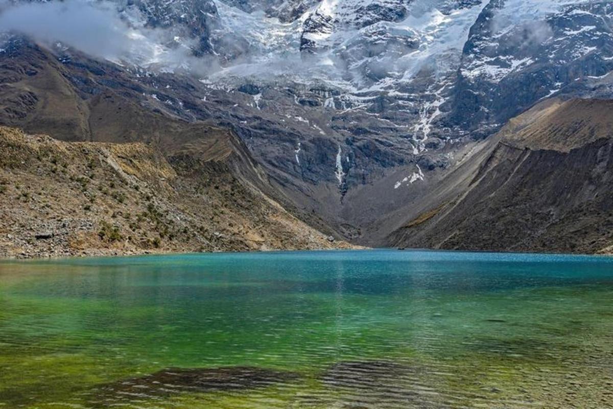 um lago de montanha no meio de uma cadeia de montanhas