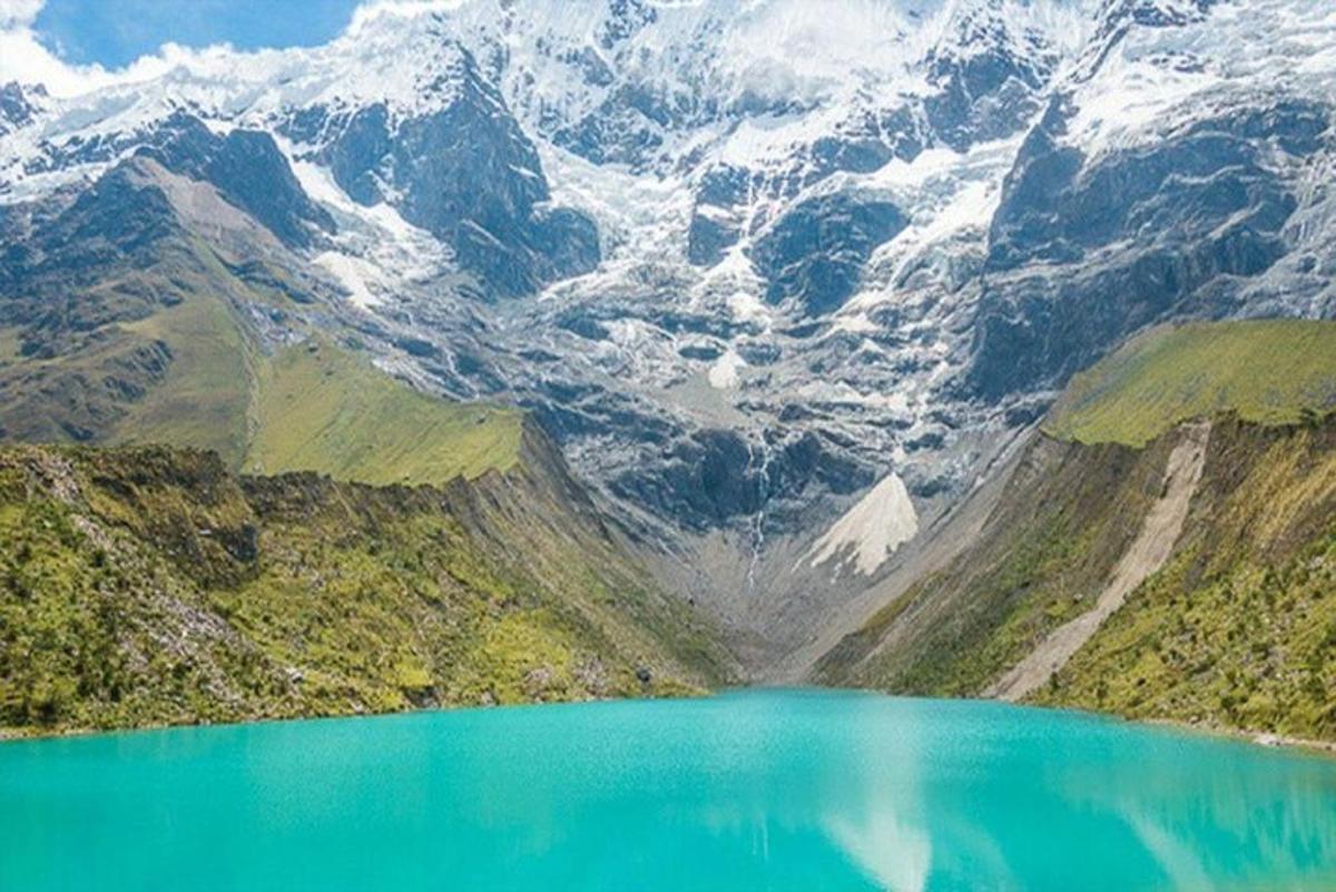 pemandangan danau pegunungan dengan pegunungan yang tertutup salju
