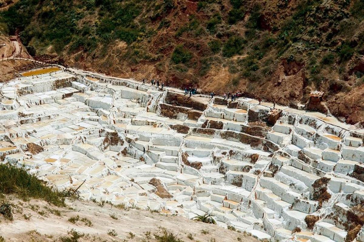 um grande anfiteatro com pessoas em uma montanha