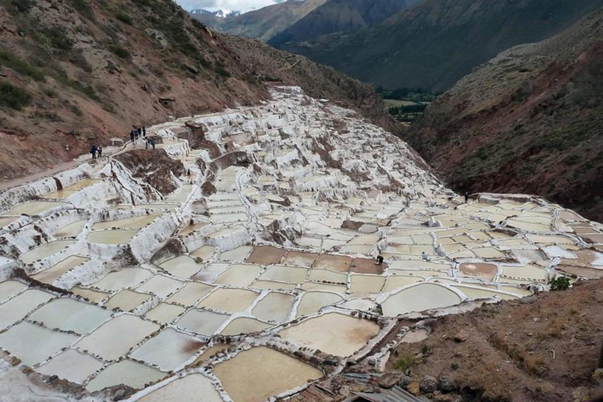 un'antica città sul fianco di una montagna