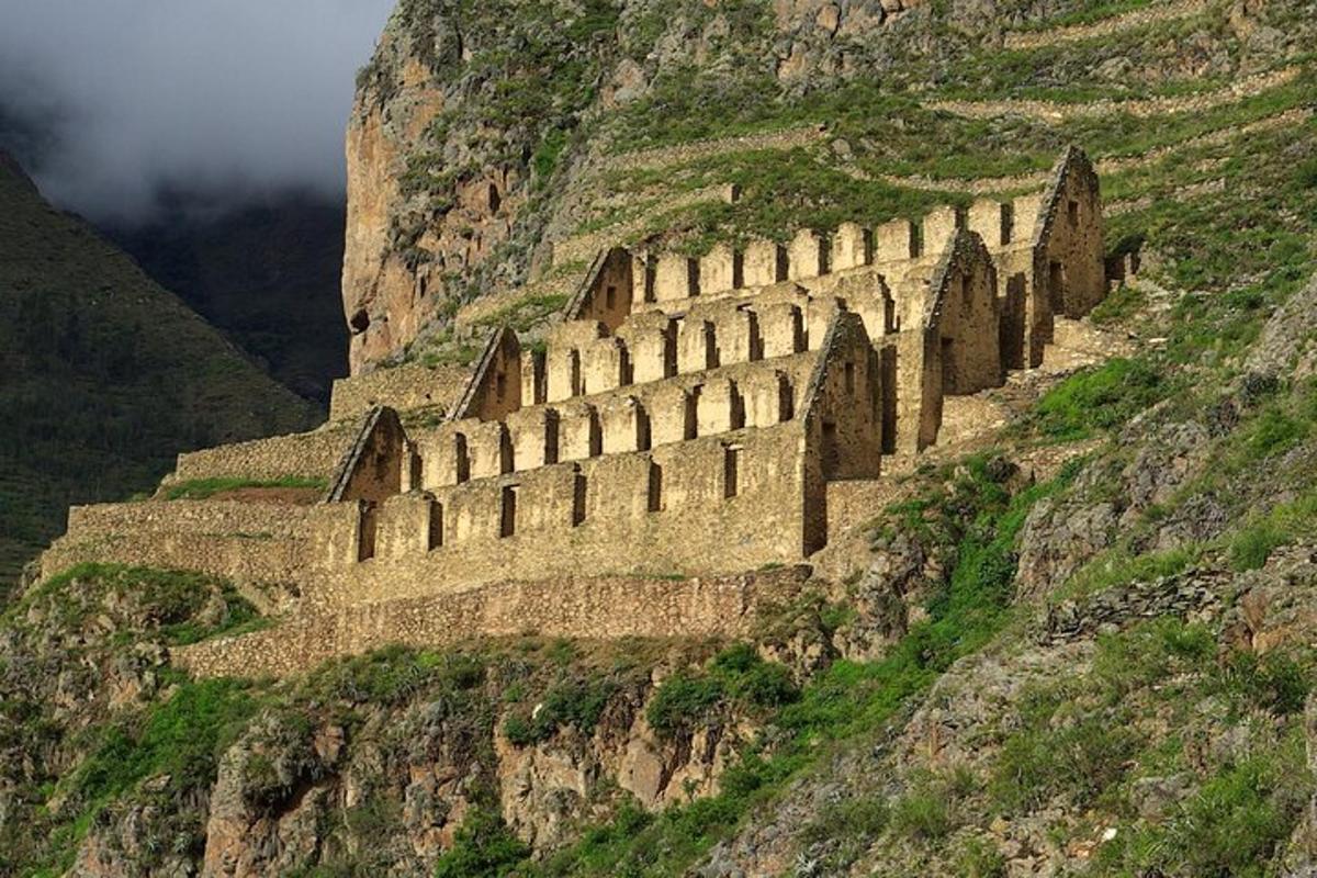 مبنى على جانب الجبل