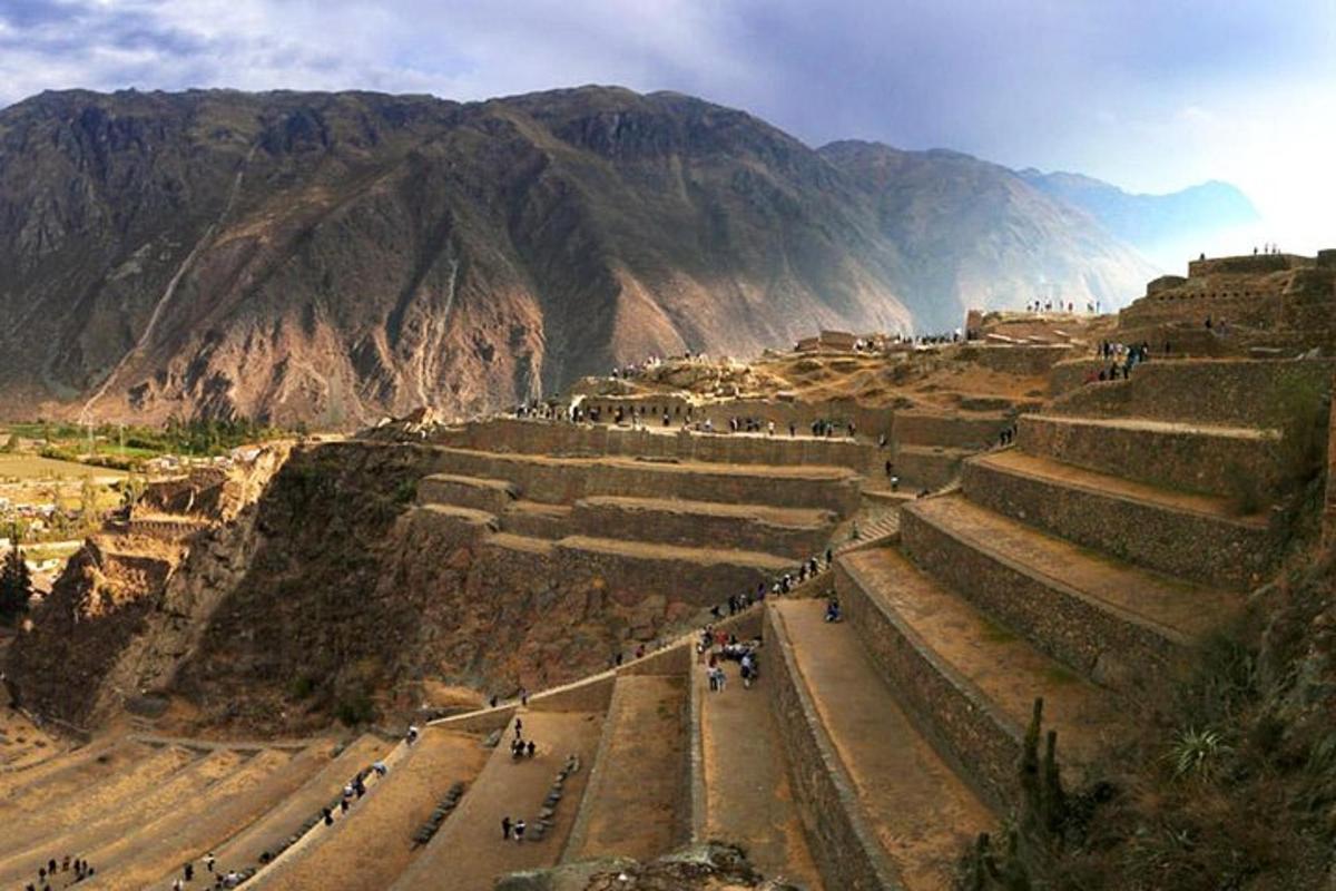 مدرج قديم في جبل مع جبال في الخلفية