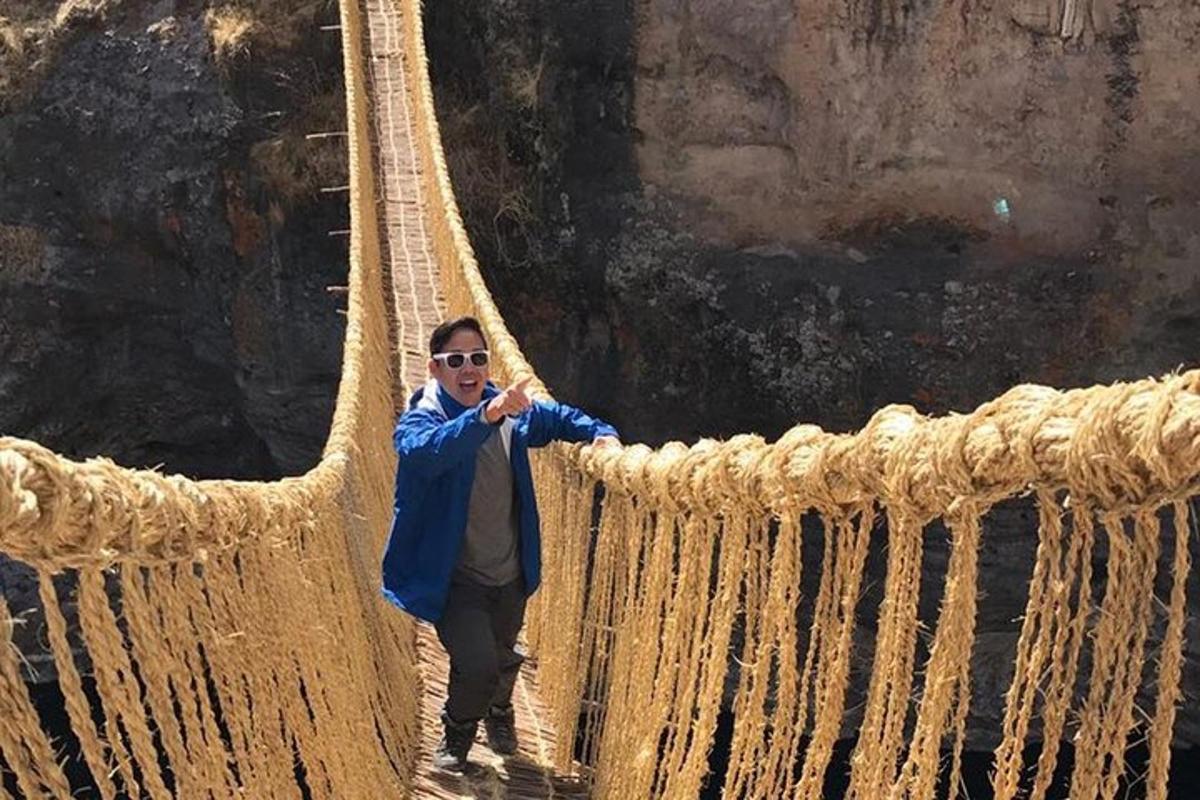 un bărbat stă pe un pod de frânghie