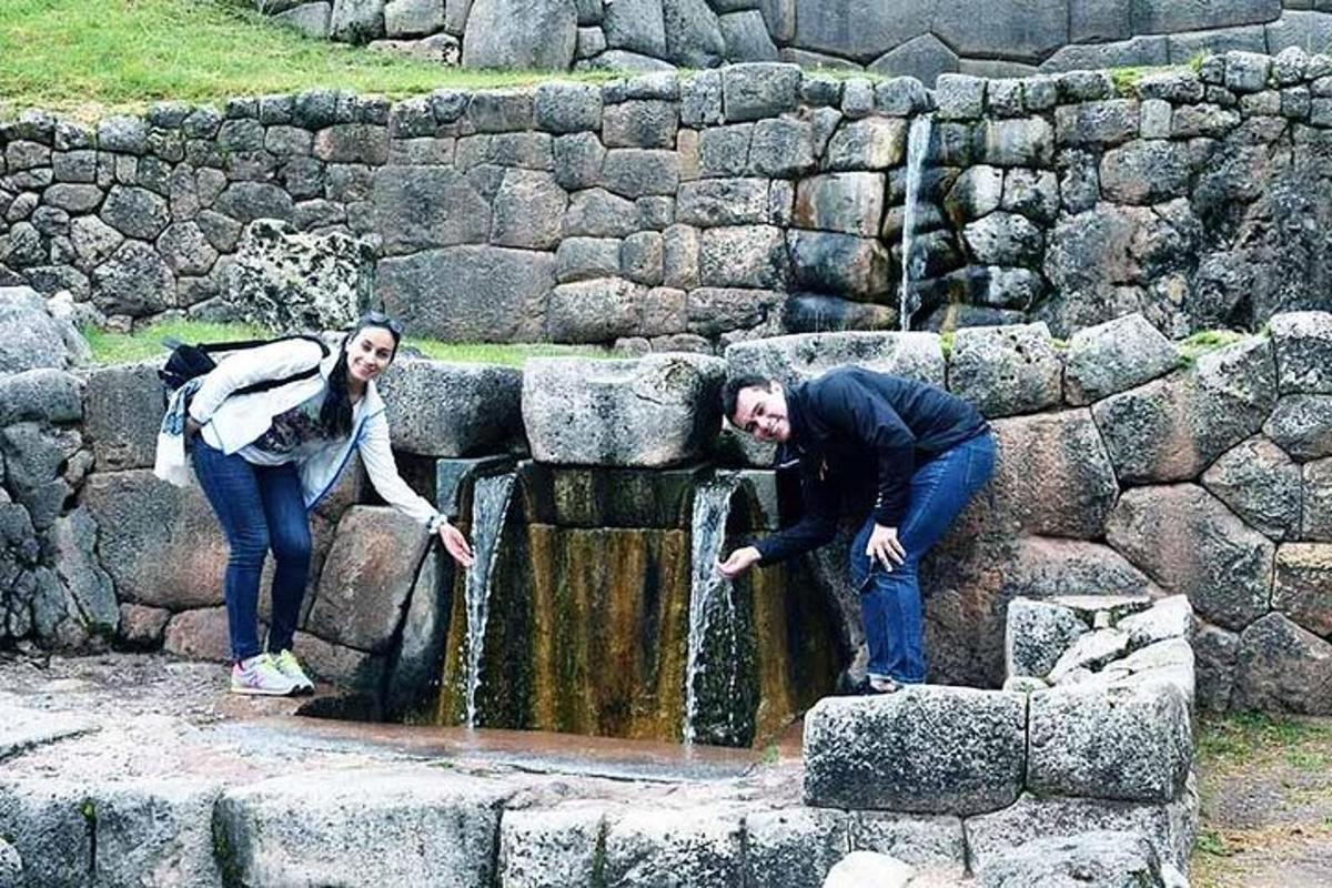 due persone in piedi accanto a una fontana d'acqua