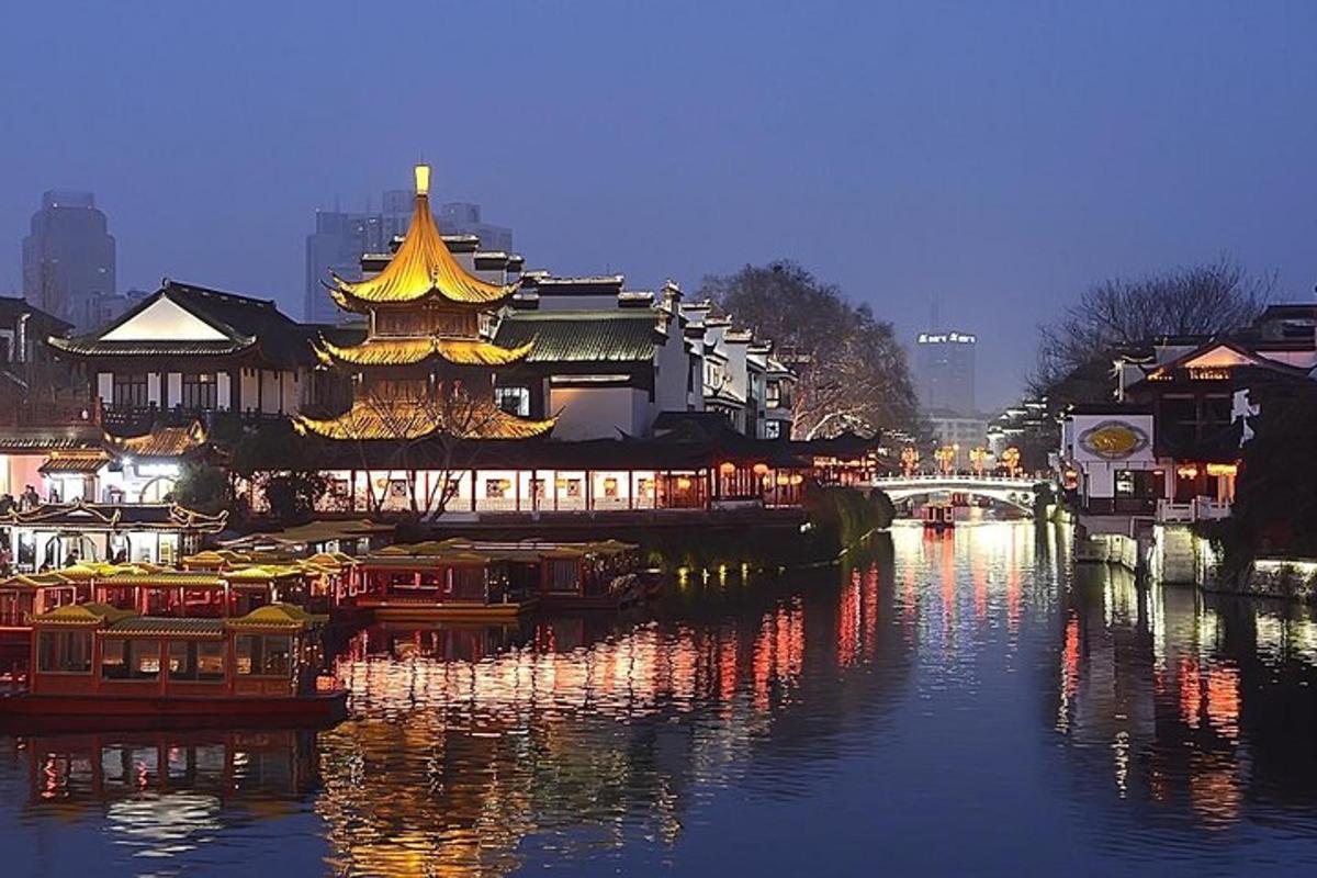 Un río con un edificio chino al lado de una ciudad.