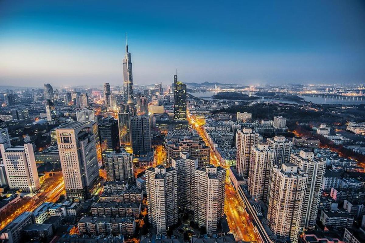 una vista aérea de una ciudad por la noche