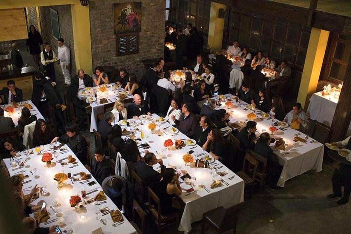 un grupo de personas sentadas en mesas en un restaurante