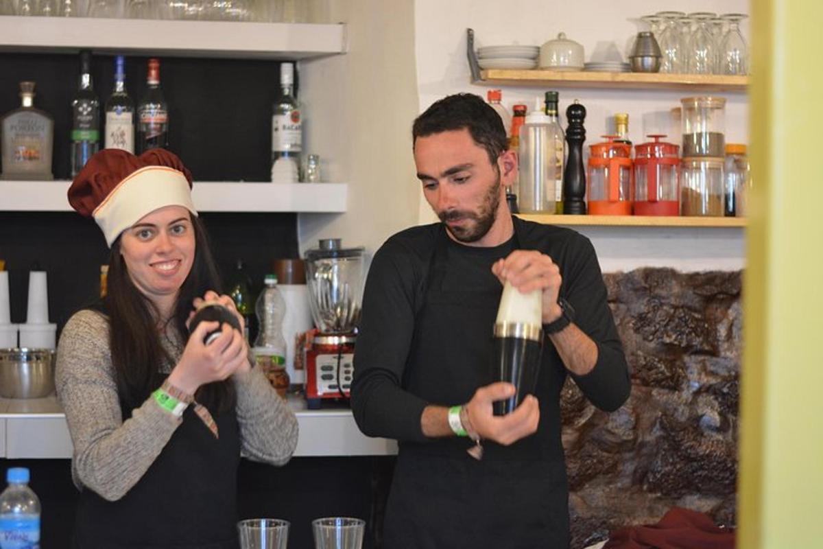 muž a žena fotí drink