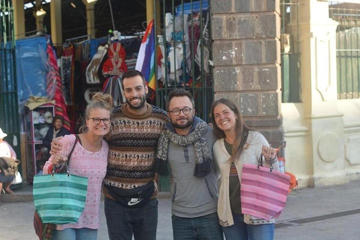 skupina lidí pózujících pro fotografii s nákupními taškami