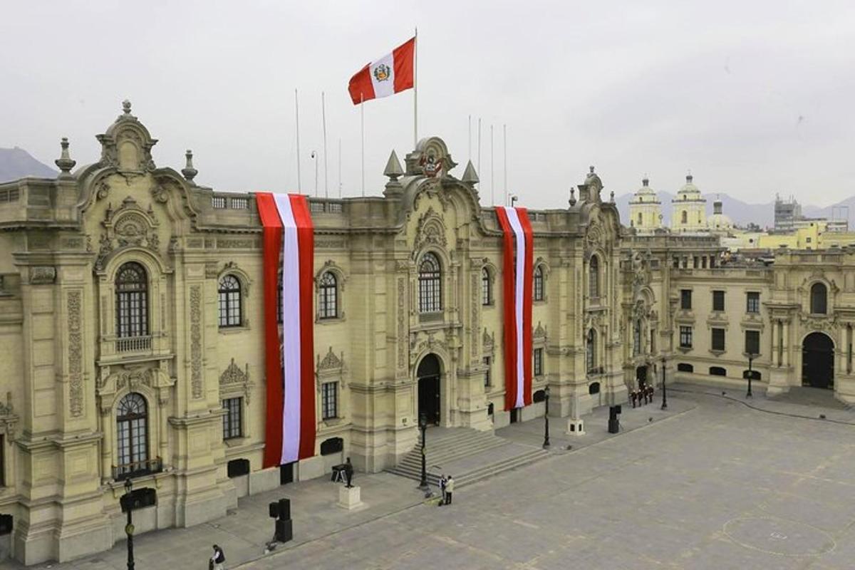 velká budova s červenobílými vlajkami