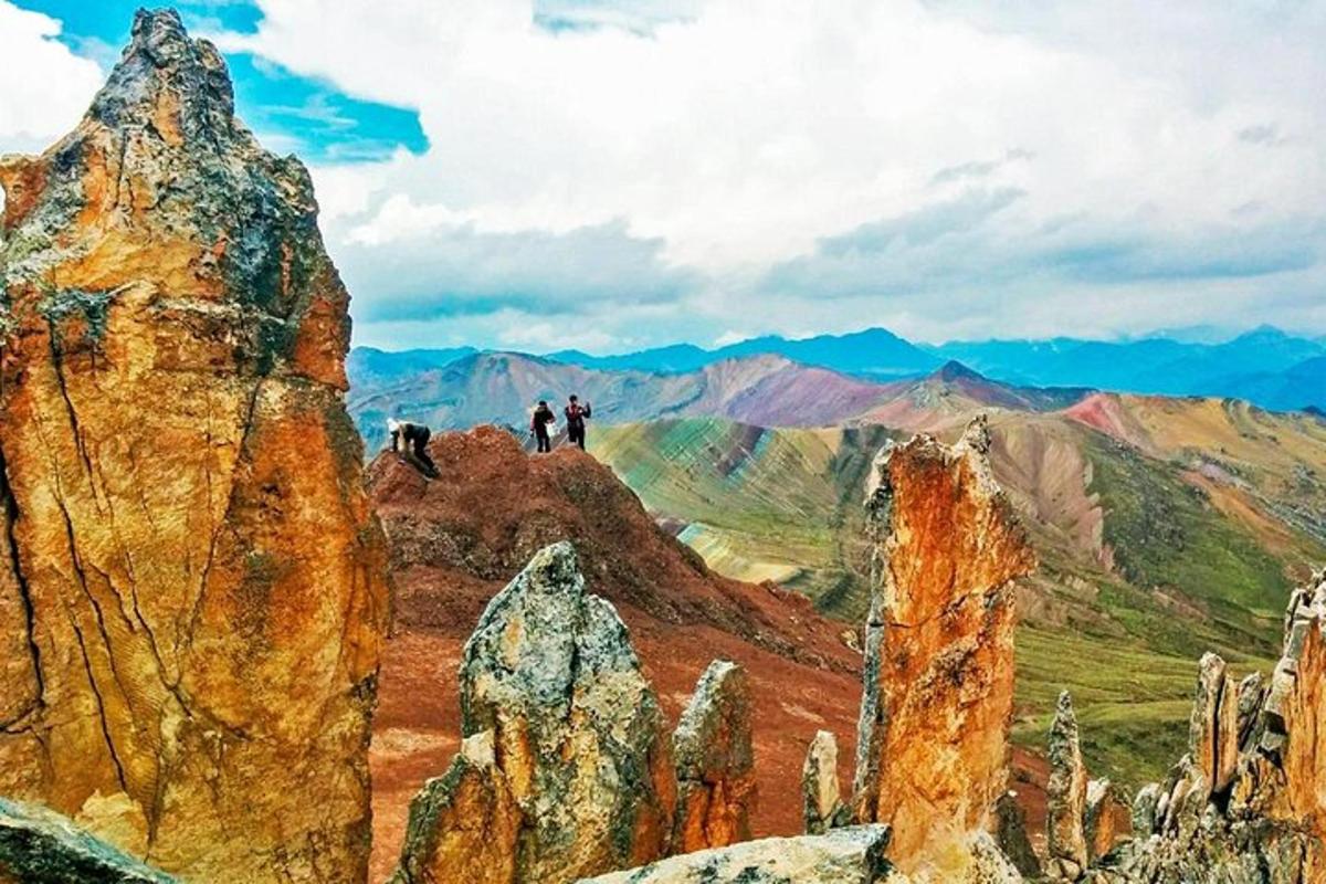 sekelompok orang yang berdiri di atas gunung