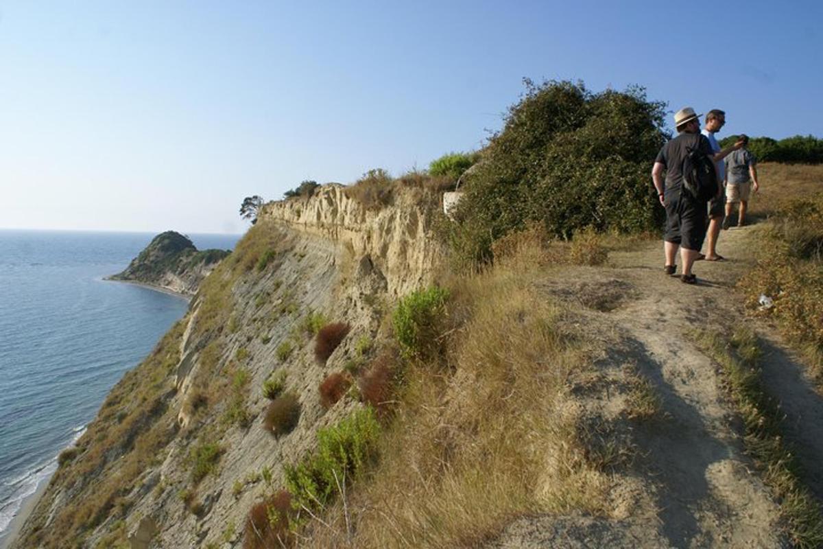 dues persones caminant per un camí a prop de l'oceà