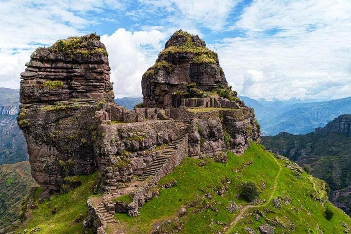 um edifício de pedra na encosta de uma montanha