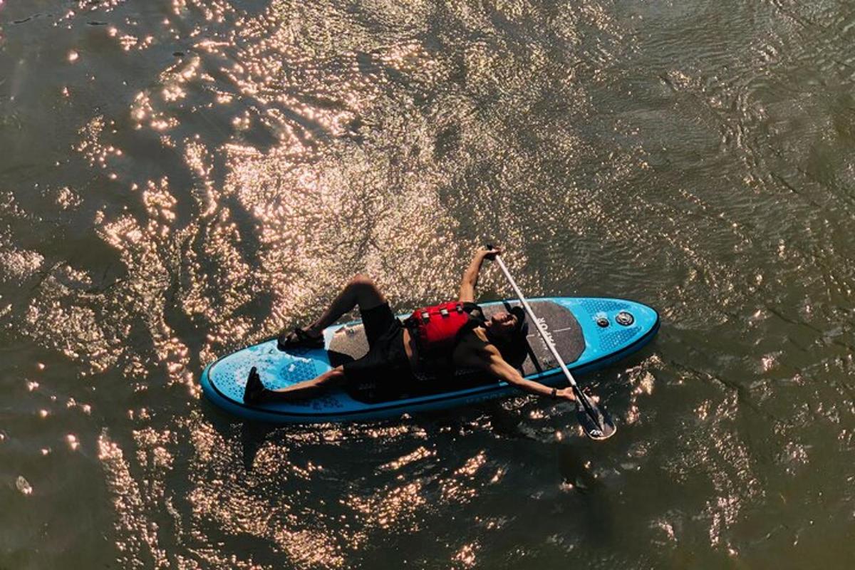 osoba na paddleboardu ve vodě