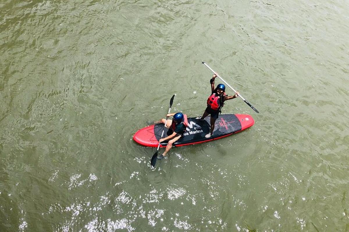 dva lidé na paddleboardu ve vodě