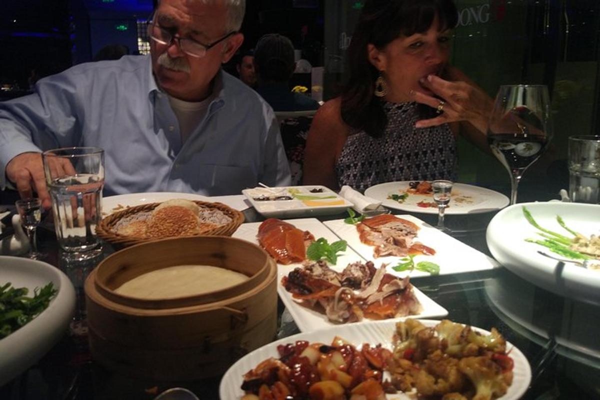 Ein Mann und eine Frau sitzen an einem Tisch mit Tellern voller Essen