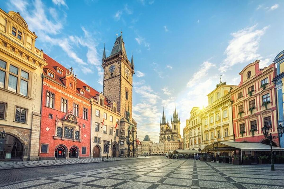 una strada cittadina con una torre dell'orologio e degli edifici
