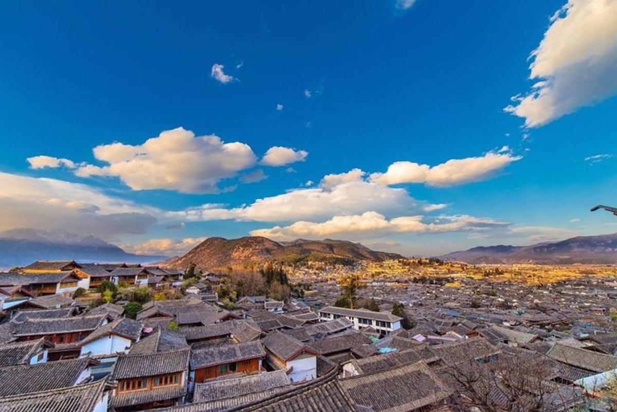 有房屋和山脉的城市景观