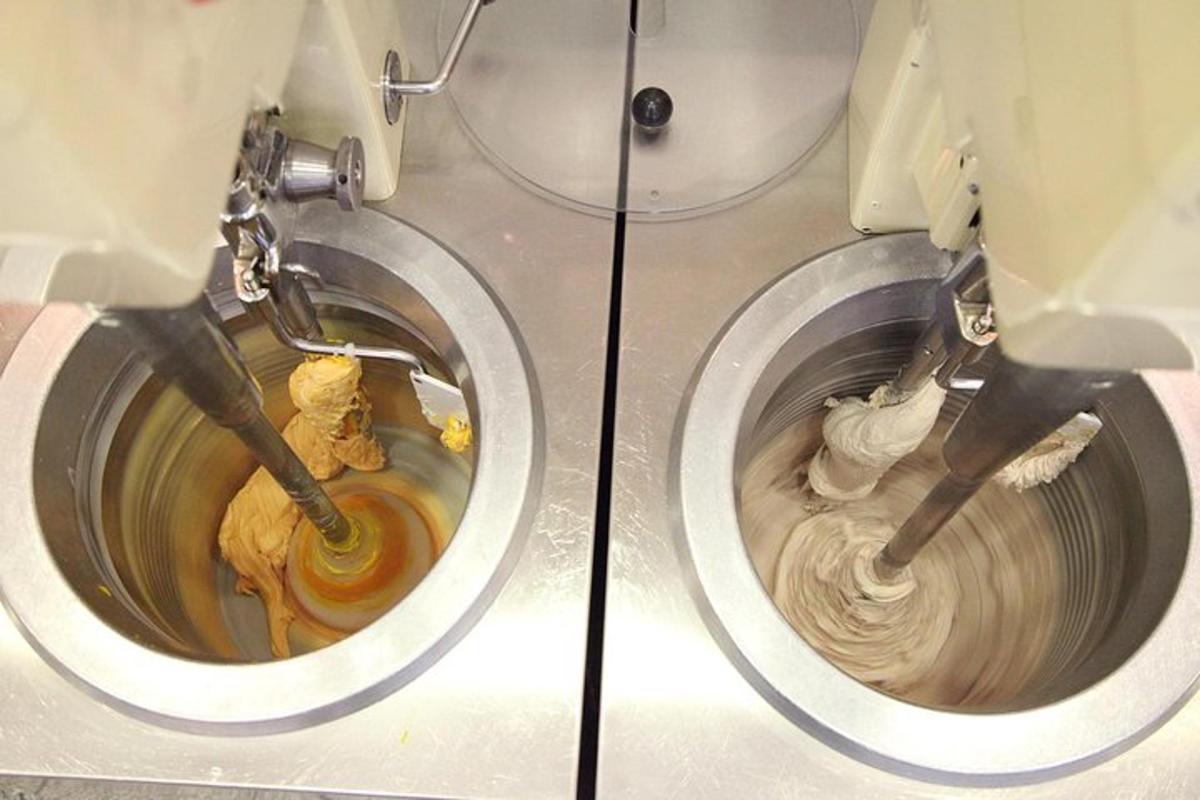 een toilet met twee pijpen in een toiletpot