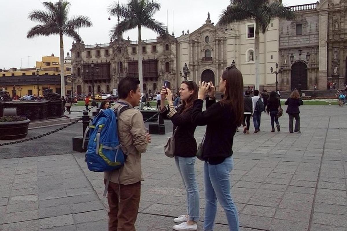 un gruppo di persone che scattano foto davanti a un edificio