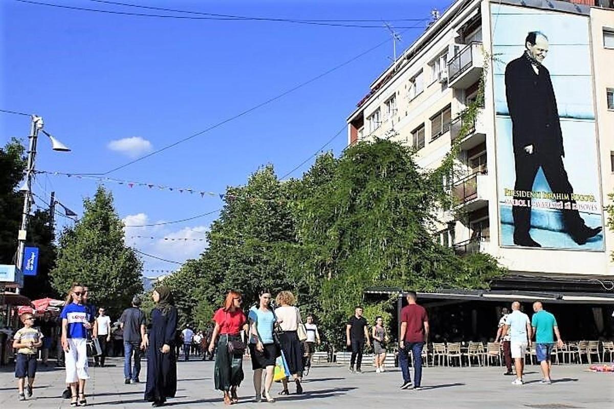 skupina lidí jdoucích po městské ulici