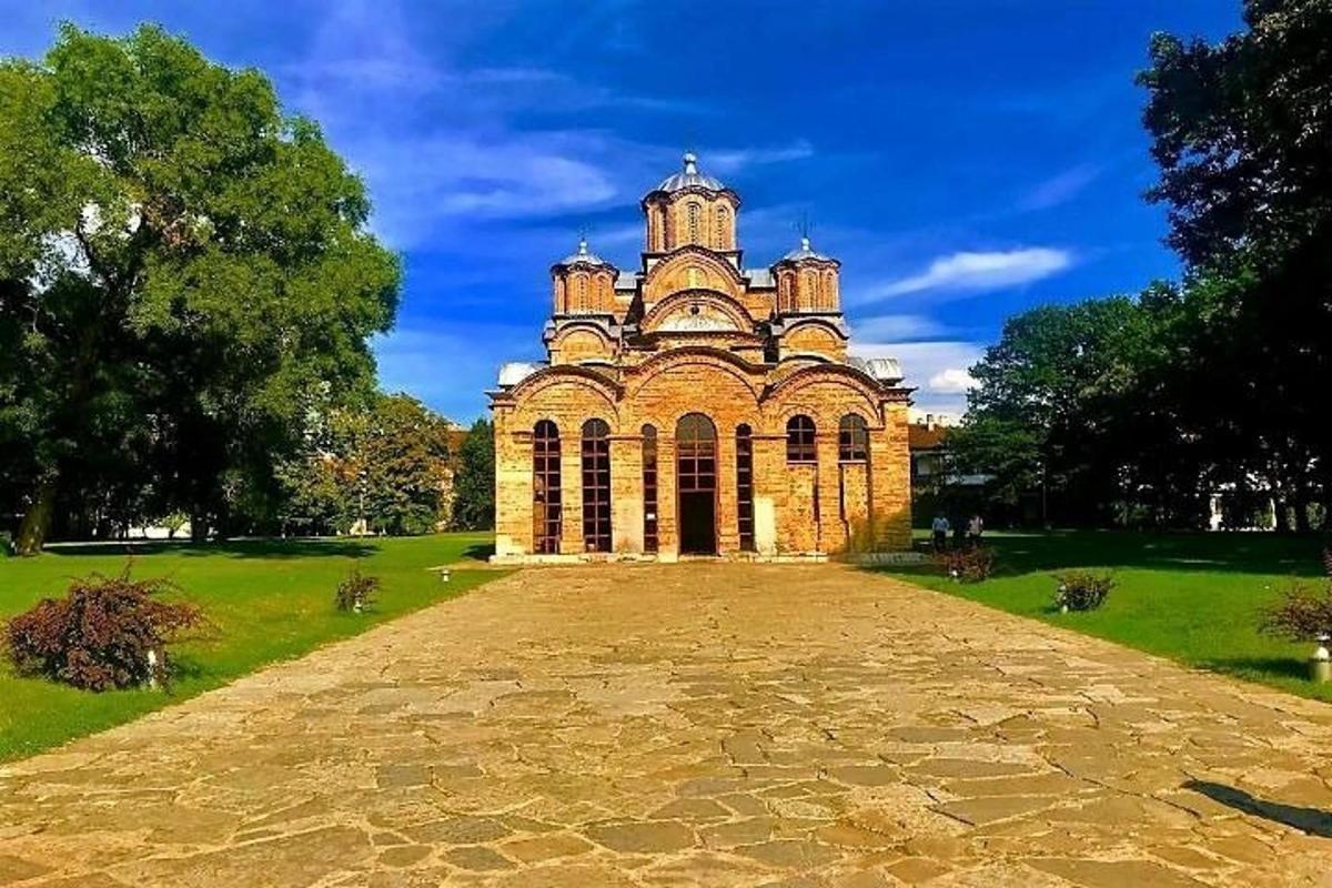 stará budova v poli s velkou příjezdovou cestou