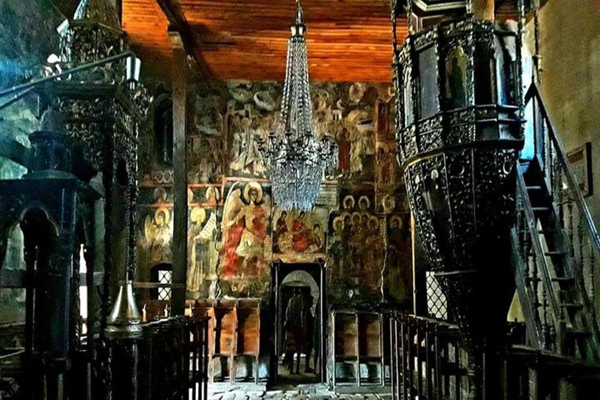 uma igreja com um lustre no meio de uma sala