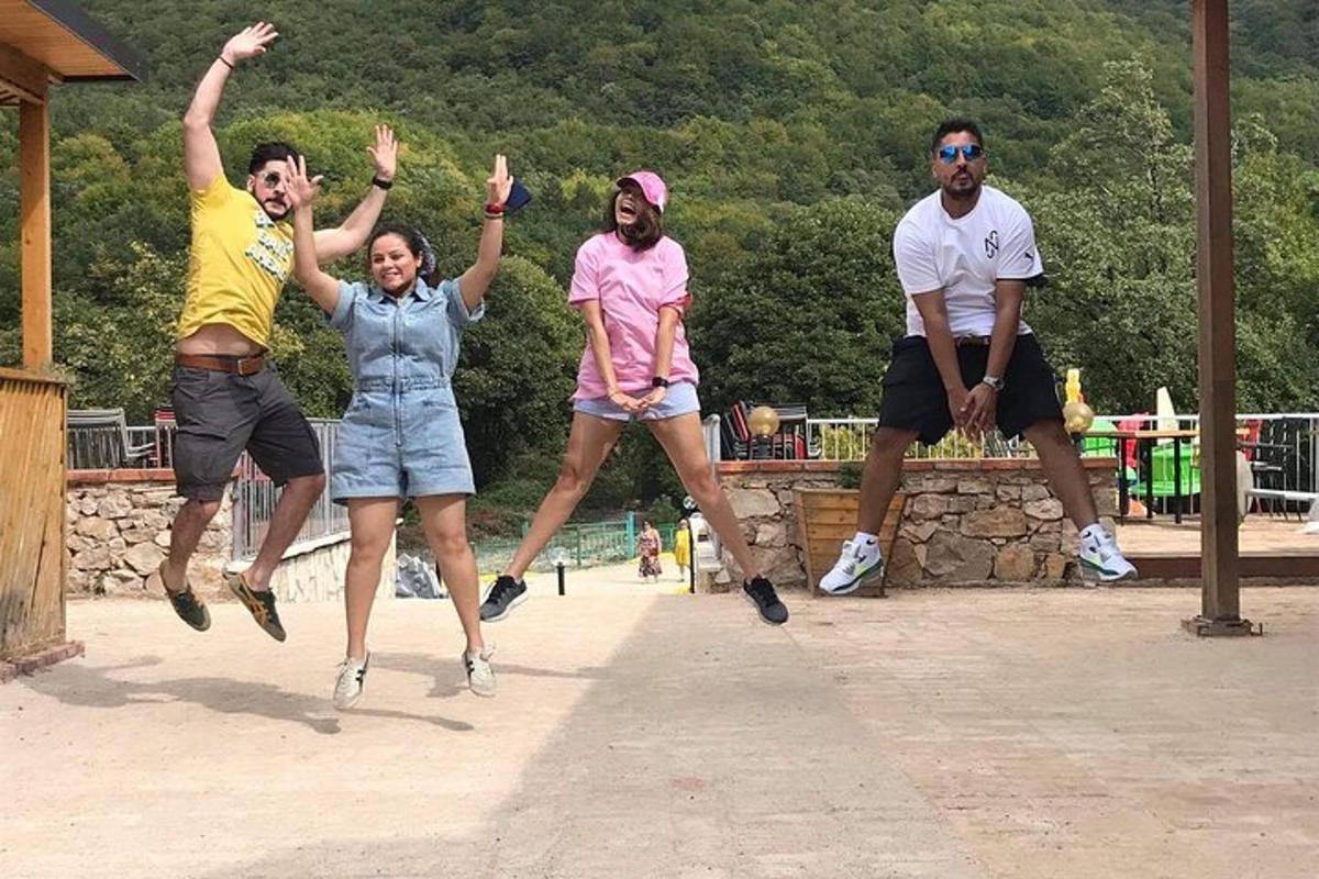eine Gruppe von Menschen, die in die Luft springen