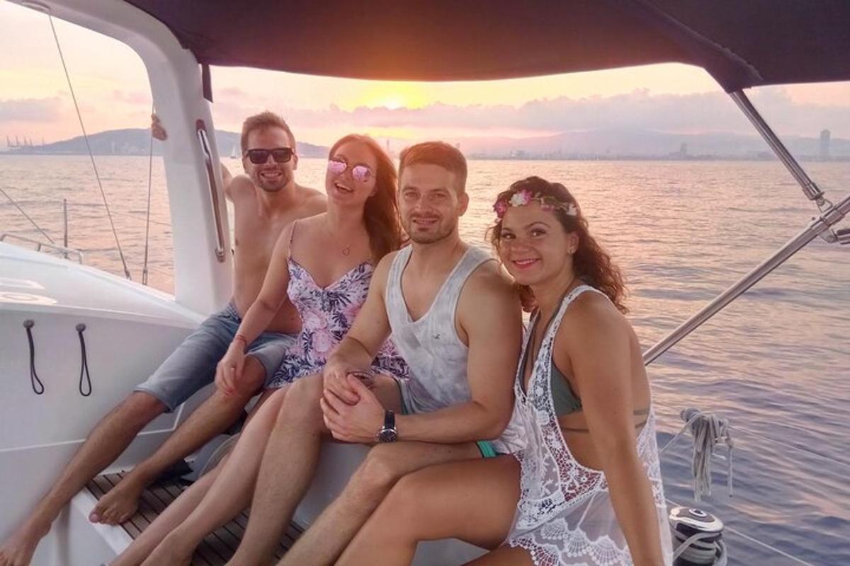 μια ομάδα ανθρώπων που κάθονται στο πίσω μέρος μιας βάρκας