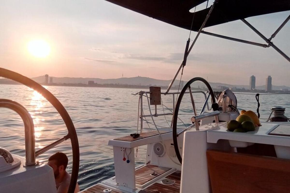 Ένας άντρας κάθεται σε μια βάρκα στο νερό
