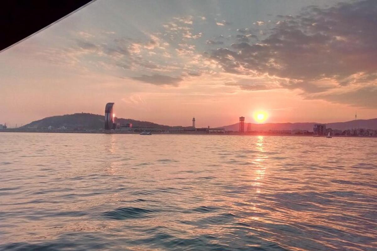 ένα ηλιοβασίλεμα από μια βάρκα σε ένα υδάτινο σώμα