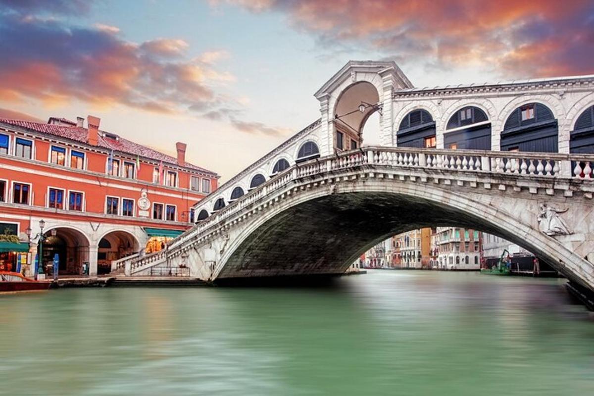 un ponte sopra un fiume in una città