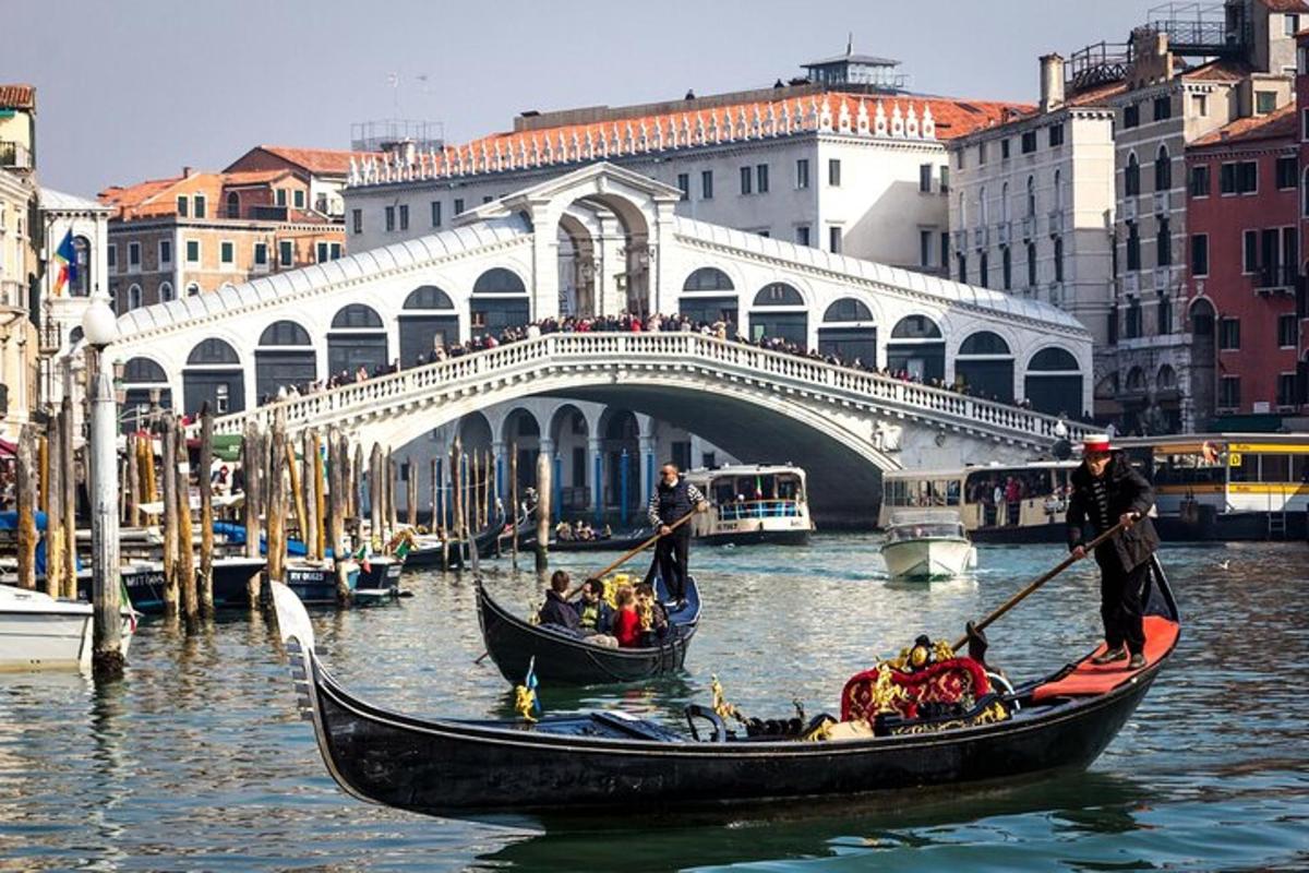 due gondole in acqua davanti a un ponte