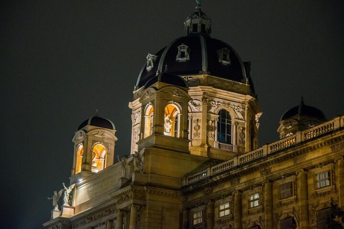 ein Gebäude mit einem Glockenturm bei Nacht