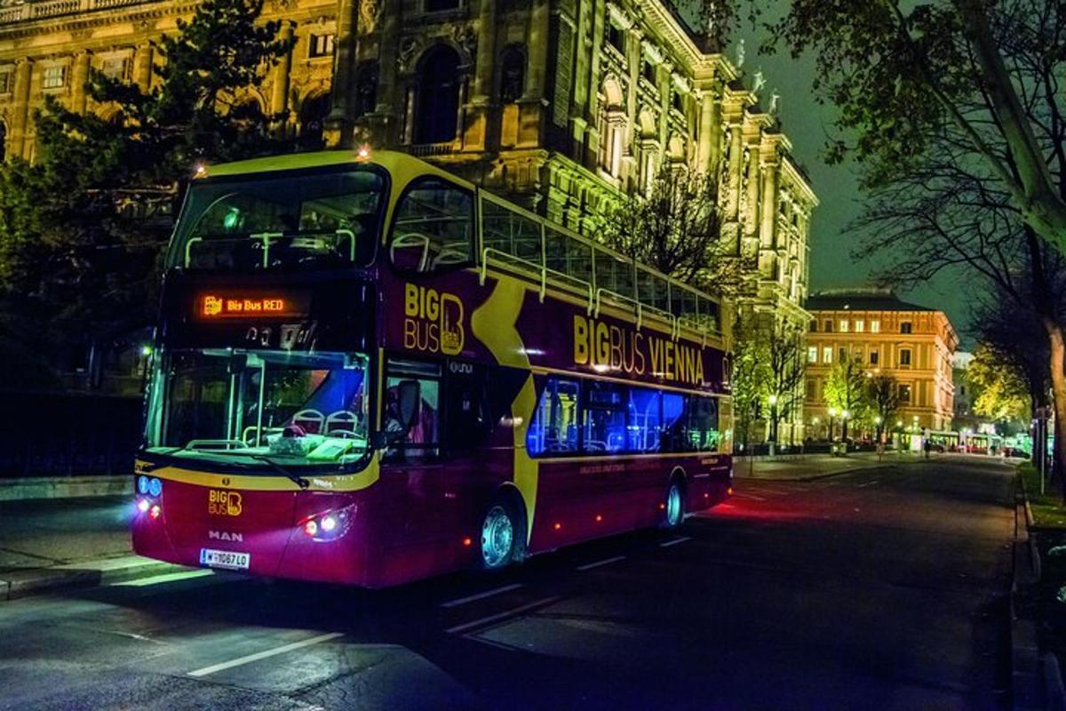 dvoupatrový autobus jedoucí v noci po ulici