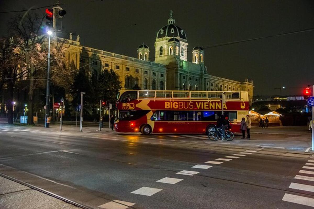 červený dvoupatrový autobus zaparkovaný před budovou