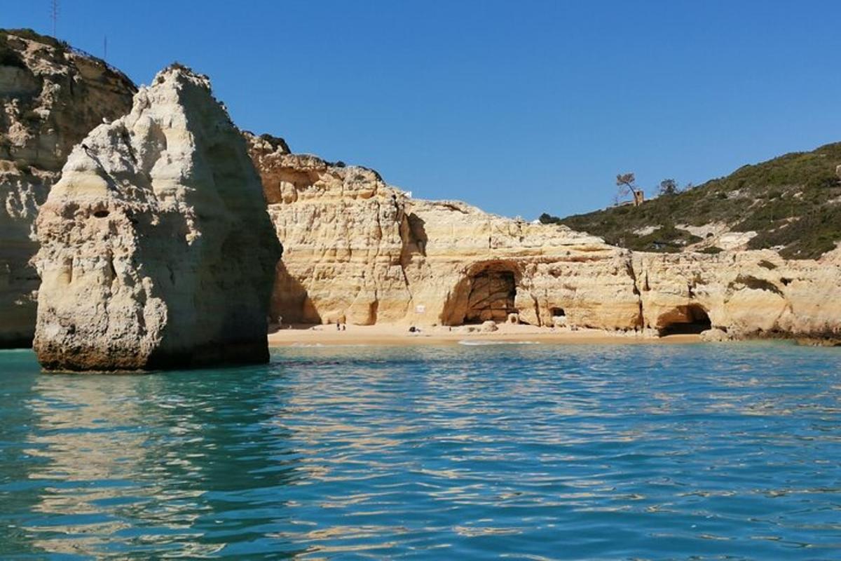pantai dengan batu besar di dalam air