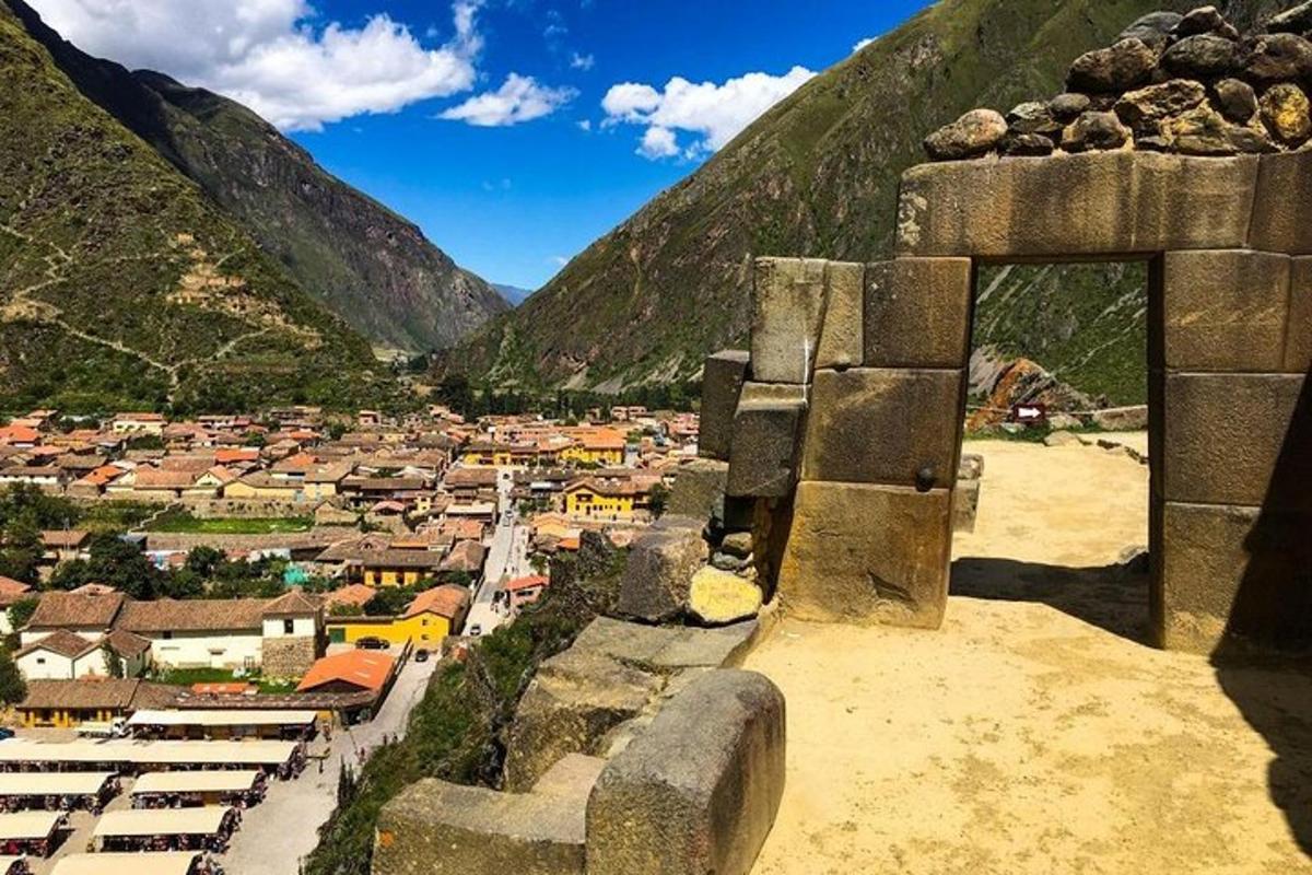 uma vista de uma cidade em um vale montanhoso