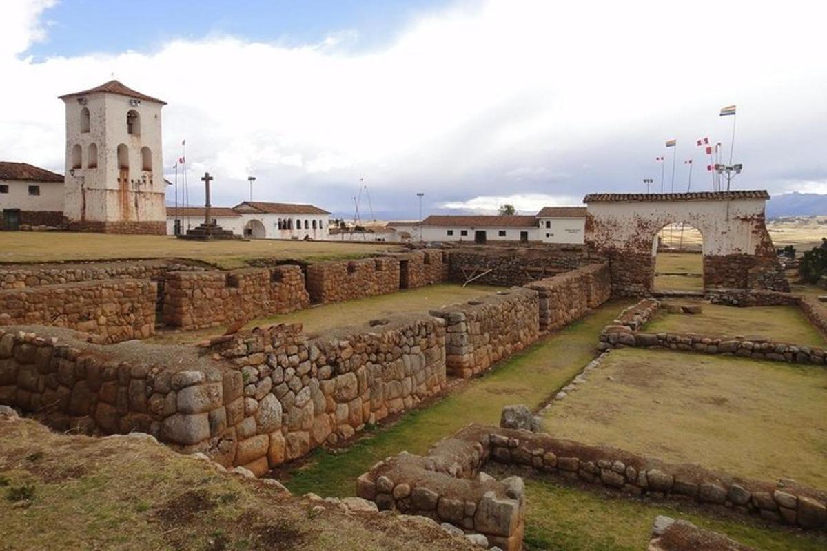 uma vista das ruínas de um edifício com uma torre
